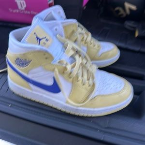 Jordan mid womans 6.5